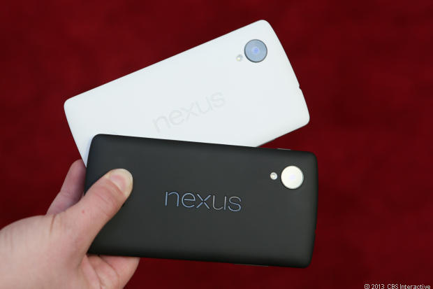 　Nexus 4と同様、カラーはブラックとホワイトの2色用意されている。ホワイト版は、側面とベゼルの色が黒だ。