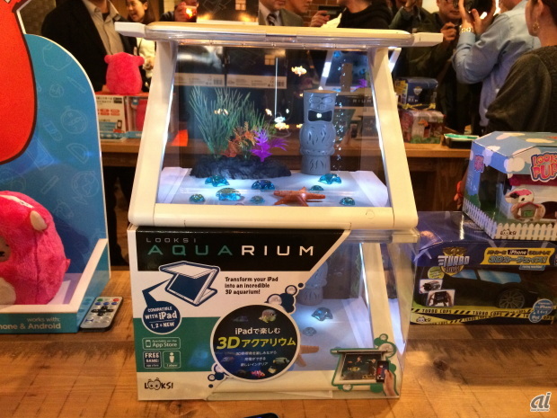 　「Looksi Aquarium（ルクシィ アクアリウム）」（同：6980円）は、iPadを3Dアクアリウムにする製品だ。さらに、iPadとiPhoneをBluetoothで連携させると、水槽の中の魚を釣ることができる。