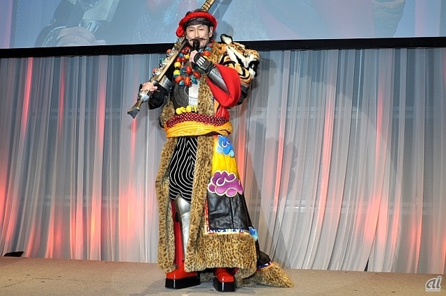 　今回襟川氏が着ている衣装は、本作でコラボしているファッションデザイナーの山本寛斎氏がデザインした、織田信長の戦闘服となっている。ちなみに衣装の重さは20kgにもなるという。