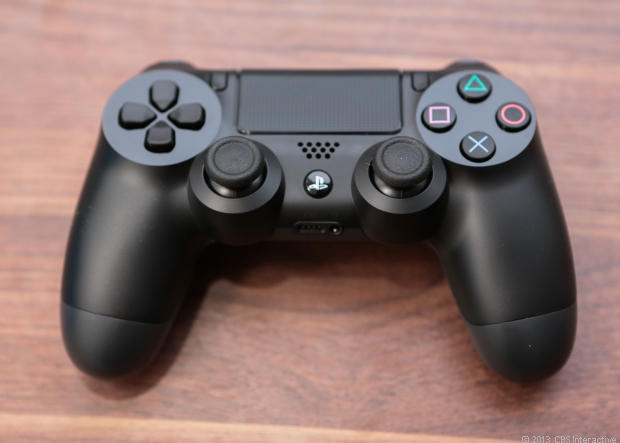 　「DUALSHOCK 4」コントローラが1台同梱されている。同コントローラは「PS3」のものと似ているが、新しい「Share」ボタンとともに、上部にはタッチセンサ式パッドが搭載されている。