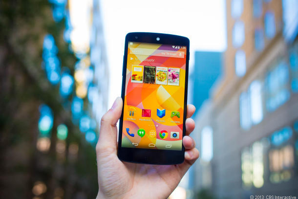 Nexus 5は4.95インチの素晴らしいLCDを持っているが、競合スマートフォンと比べるとどうだろうか？