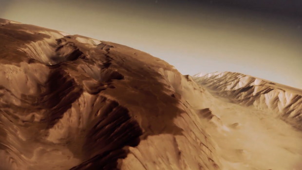 　火星の地形には、高い山と同時に、広大で深い渓谷がある。マリネリス峡谷は長さ2500マイル（約4000km）、幅120マイル（約190km）を超え、場所によっては深さ2万3000フィート（7000m）にもなる。