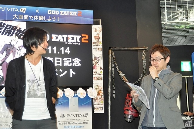 　バンダイナムコゲームスの富澤祐介プロデューサー（右）と、バンダイナムコスタジオの吉村広ディレクター（左）が登場。平日の午前中にもかかわらず詰めかけたファンに向けてあいさつを行った。