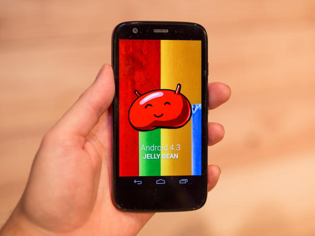 　少し古いバージョンの「Android 4.3」（開発コード名「Jelly Bean」）を搭載しているが、2014年1月には「Android 4.4」（開発コード名「KitKat」）にアップデートされるとMotorolaは約束している。