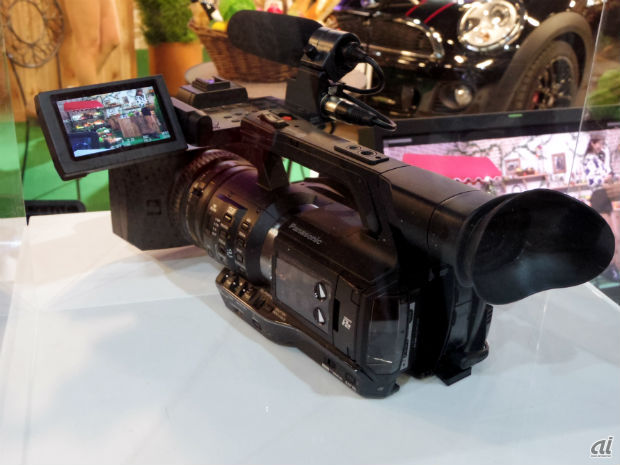 　パナソニックは2014年春発売予定の「AJ-PX270」を参考出展。ビデオコーデック「AVC-ULTRA」に対応し、2つのmicroP2カードスロットによるサイマル記録機能も備える。
