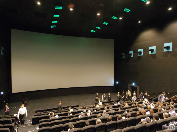 　スクリーンには、TOHOシネマズの独自規格TCXを採用。通常の劇場スクリーンよりも大きいことが特長で、こちらのサイズは18.5m×10m。劇場の幅いっぱいにスクリーンが広がっているようなイメージだ。