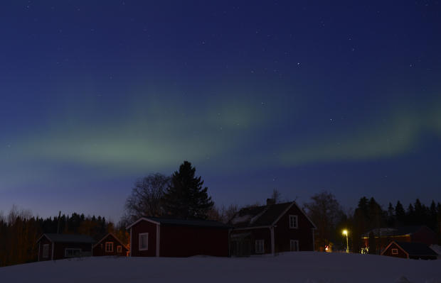 　薄暮の空に輝くオーロラ・ボレアリス。スウェーデンのオーレとエステルスンドの間で撮影。