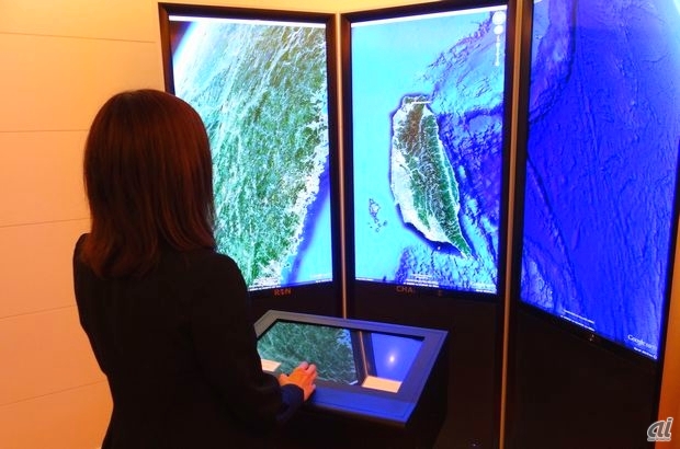 　巨大なディスプレイでGoogle Earthを体験できる「Liquid Galaxy（液晶の銀河）」。台湾オフィスは3面スクリーンですが、日本では8面スクリーンを採用しています。