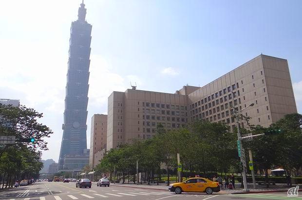 　台湾・台北市のシンボルともいえる超高層タワー「台北101」。地上101階（高さ509m）からなる同ビルの89階には台北の景色をぐるりと一望できる展望台があり、観光スポットとしても人気を集めています。そんな高い知名度を誇る台北101ですが、実は73階と77階にGoogleの台湾オフィスがあることを知る人は少ないのではないでしょうか。台湾を訪問するにあたり、“世界一高い場所にあるGoogle”である同社を見学することができたので、その模様を写真で紹介します。
