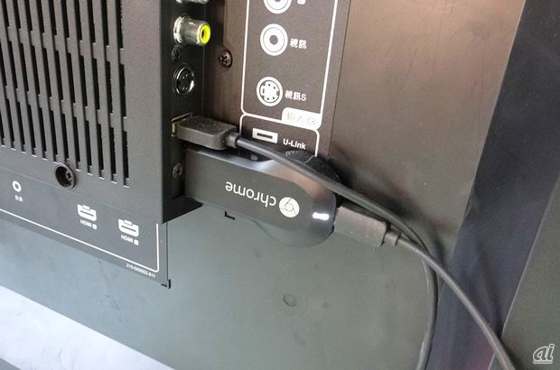 　テレビのHDMI端子にChromecastを挿し込み、USBケーブルに接続すると起動する