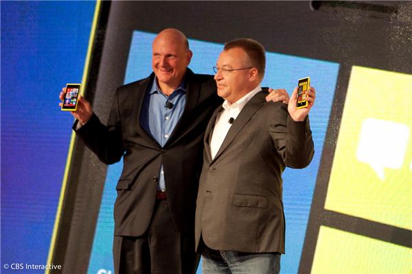 MicrosoftのCEOであるSteve Ballmer氏（左）とStephen Elop氏
