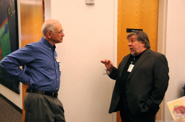  Appleの共同創設者Steve Wozniak氏（右）と話をするHomebrew Computer Club初期メンバーのLen Shustek氏。11日夜にマウンテンビューで開催された同クラブの再結集イベントで撮影