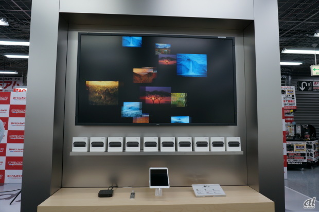 　これまでのプレゼンテーションスペースは、このモニタの周辺に移動。Appleショップ内にあるすべてのiPadがこの画面上に映し出せる。