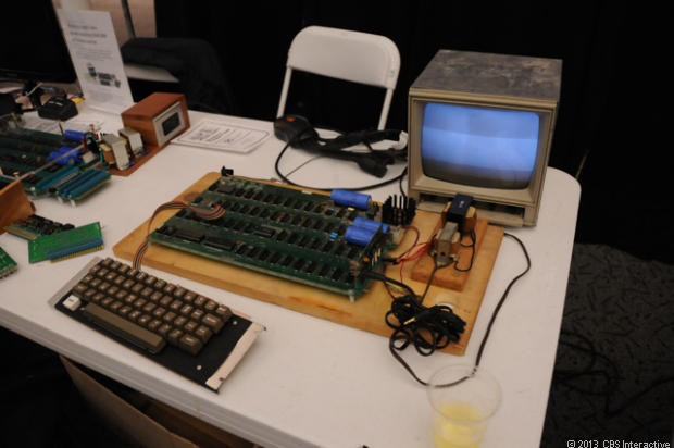 　当時のクラブの会合と同じように、この再結集の目玉となったのはさまざまなコンピュータやテクノロジのデモンストレーションだった。この写真は「Apple I」で、今でも動作している。