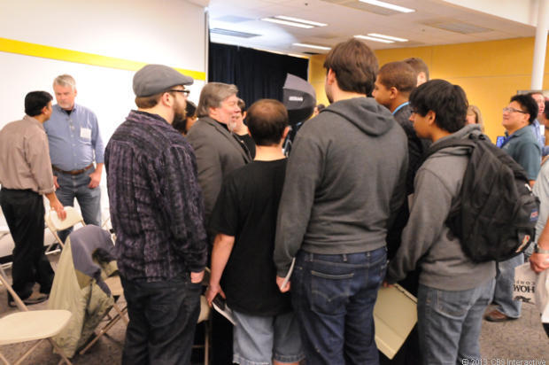 　Appleの共同創設者Steve Wozniak氏の周りに人々が集まっている。