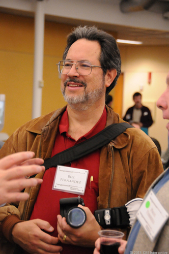 　Appleの従業員第1号と言われているBill Fernandez氏（彼が持っていたバッジはNo.4のものだったが）。会場でHomebrew Computer Clubのメンバーに話しかけている。
