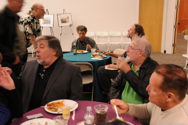 　カリフォルニア州マウンテンビュー発--米国時間11月11日、Homebrew Computer Clubをたたえる会合に多くの人が集まった。Homebrew Computer Clubはテクノロジ業界の歴史の中で最も重要なグループの1つである。

　最も著名なメンバーには、Appleの共同創設者であるSteve Wozniak氏（左）、そしてJohn Draper氏（「キャプテンクランチ」の愛称で知られる）がいる。
