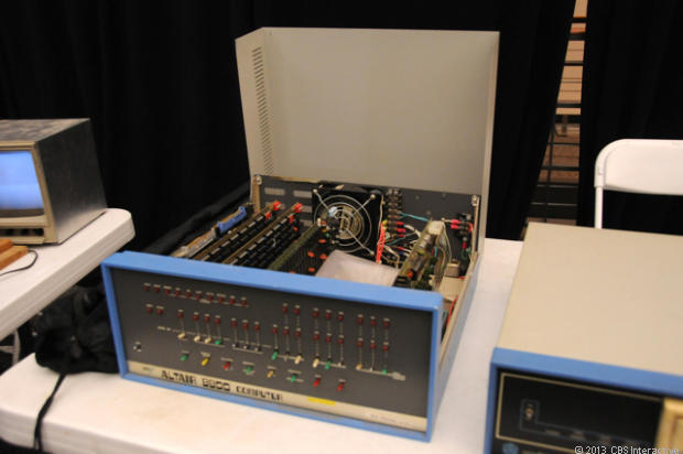 　「Altair 8800」はおそらく世界初のパーソナルコンピュータと言えるだろう。トップカバーが開いている。