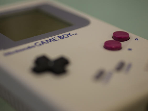 　Game Boyは、セガやAtariの携帯型ゲーム機よりも性能ではるかに劣っていたにも関わらず、なぜ競合製品を退けることができたのだろうか。ここまでGame Boyの写真をたくさん見てきた人は、その答えを知る準備ができたはずだ。Adventures in Techでその答えを見つけてほしい。