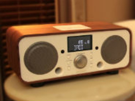 Cut＆Paste、ハンドメイドの木製キャビネットを使ったBluetoothスピーカ--FMラジオ付き