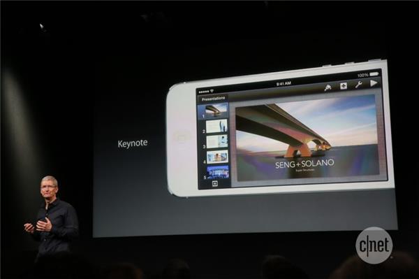 iWorkアプリの1つであるKeynoteを披露する、Apple最高経営責任者（CEO）のTim Cook氏