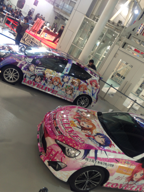 Cnet Japan Stream 東京トヨペットはアニメ ラブライブ の公式痛車の発売を発表 お披露目イベントが行われました 中古車のアクアとトヨタ86にフルラッピ Cnet Japan
