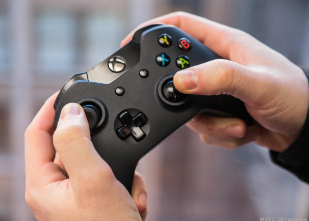 　新しい「Xbox One」のコントローラは、前世代機種より角張っている。