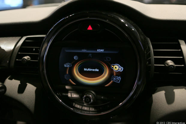　拡張版の車内用ディスプレイとして、カラーLCDが様々な車内技術機能向けにアイコンを表示する。
