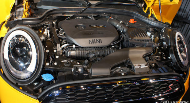　Cooper Sは、直噴式でツインスクロールターボ採用の192馬力2リッターエンジンを搭載している。