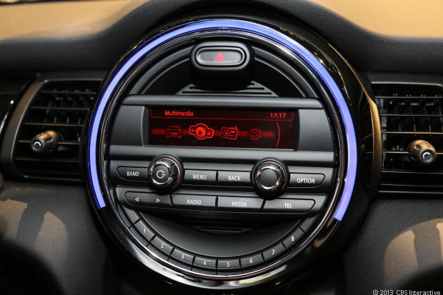 　ベースの車内用ディスプレイとして、Cooperではステレオおよび電話機能にモノクロ画面を採用している。