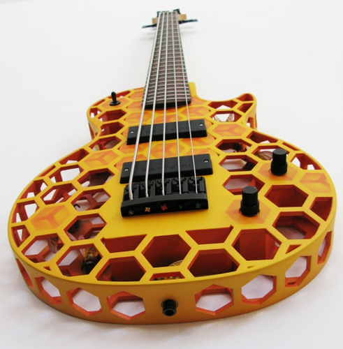 　Olaf Diegel氏は、デザインエンジニアであり、ニュージーランドのオークランドにあるマッセー大学の電子機械工学教授でもある。Diegel氏は、豪華で手の込んだギターを3Dプリントで制作している。写真は、3500ドルのLes Paul型「Hive B」ベースギター。よく見ると内部には蜂がいる。

関連記事：3D印刷で作った華麗なデザインの楽器、12月にライブデビューへ
