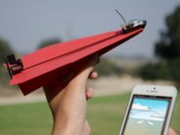 「iPhone」で紙飛行機を操縦できるキット、Kickstarterで資金調達