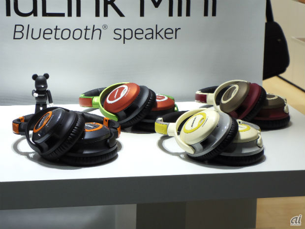 　ボーズ・ダイレクトストア 表参道ヒルズのオープンを記念して販売される限定カラーの「Bose QuietComfort 15 Acoustic Noise Cancelling headphones-Special Edition」（価格：4万2000円）。全5色の限定カラーで、各20台のみ販売される。カラーは写真左からCarbon Black、Graphite、Fossil、Cranberry。
