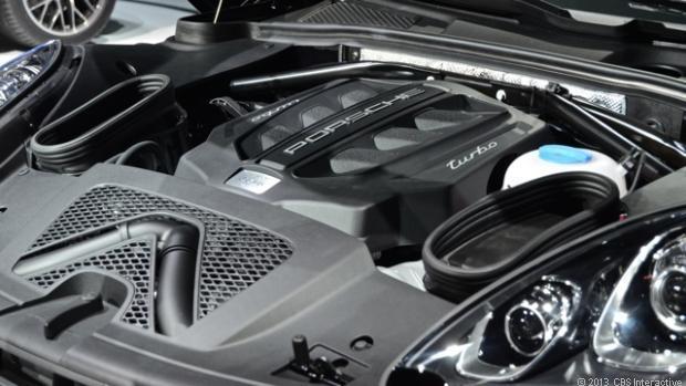 　3.0リッターまたは3.6リッターアルミニウムV-6エンジンが採用されている。ツインターボチャージング、PDKデュアルクラッチトランスミッション、オールホイールドライブが「Macan S」および「Macan Turbo」で標準搭載。