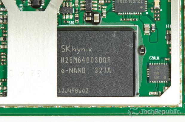 　SK hynixの32GバイトNANDフラッシュ「H26M64003DQR」。