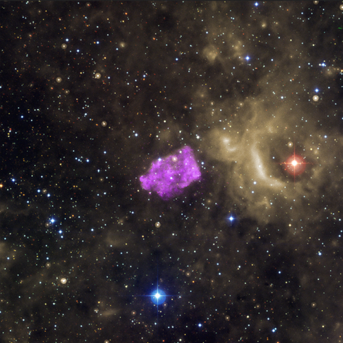 　天文学者らは「3C 397」の箱のような外観に困惑している。銀河の超新星残骸である3C 397が、明らかに変わった形をしているからだ。研究者はその形について、爆発した恒星の高温の残骸が、周囲の低温のガスと衝突したときに生じた現象に大いに関係があると考えている。