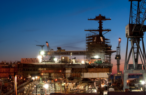 　2013年3月20日夜に撮影された、ニューポートニューズ造船所で建造中のGerald R. Ford。