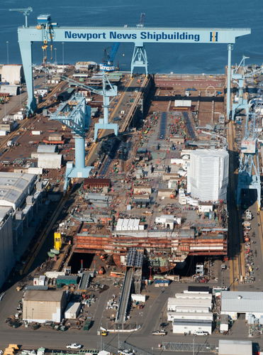 　2013年6月30日に撮影された、ニューポートニューズ造船所の乾ドックにあるGerald R. Ford。