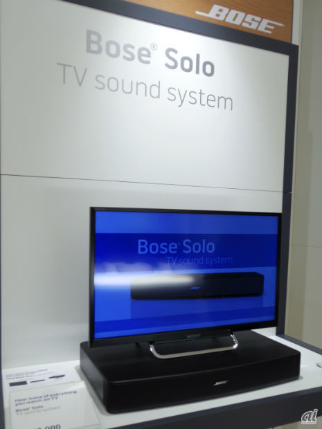 　テレビの下に設置するテレビ用スピーカ「Bose Solo TV sound system」。小型の液晶テレビと組み合わせていた。
