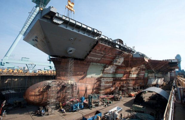 　重量787トンのGerald R. Fordの上部艦首は、2013年4月9日に取り付けられた。