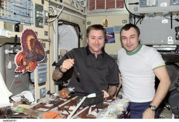  　同じく食事中のCulbertson宇宙飛行士（左）とDezhurov宇宙飛行士。