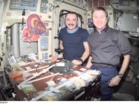 宇宙で迎える感謝祭--国際宇宙ステーションでの食事風景