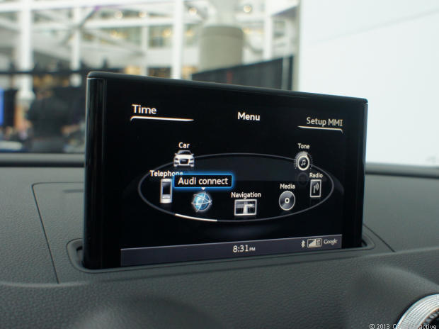 　Audi標準の楕円形のメニュー構造には、コネクテッドサービスのアイコンが表示される。