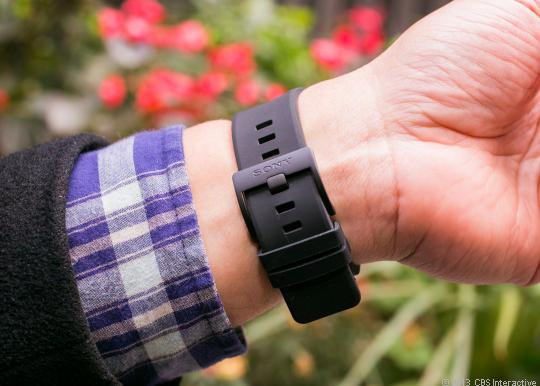SmartWatch 2の装着方法は通常の腕時計と同じで、1日中身に着けていても気にならない快適な装着感を実現している。