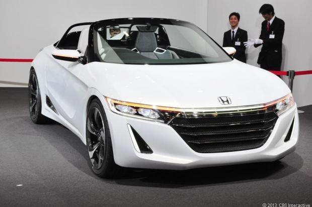 　本田技研工業は「Honda S660 ONCEPT」ロードスターを披露した。3気筒、排気量660ccのエンジンを搭載した、同社初期の小型スポーツカーを思わせる自動車となっている。日本市場向けに2015年に量産に入る予定だ。