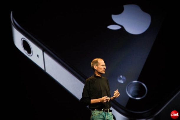 　iPhone 4は米国時間2010年6月7日に公開された。発表したのは、ほかでもない当時の最高経営責任者（CEO）のSteve Jobs氏だ。