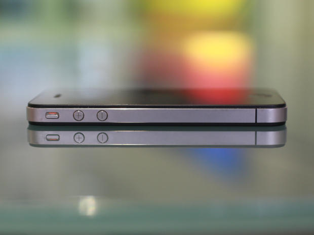 　iPhone 4の左側面にあるボタンは、iPhone 4sではわずかに位置がずれた。そのため、多くのケースはどちらかでしか使えなかった。