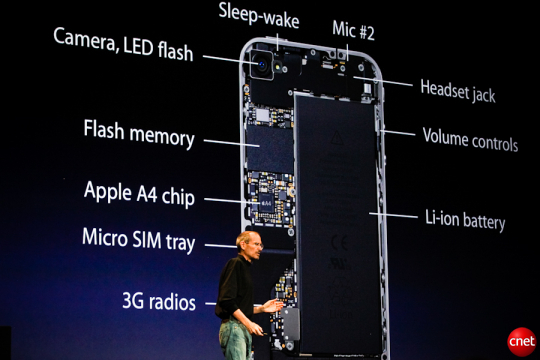 　iPhone 4の内部を説明するJobs氏。見て分かるように、ほとんどがバッテリだ。