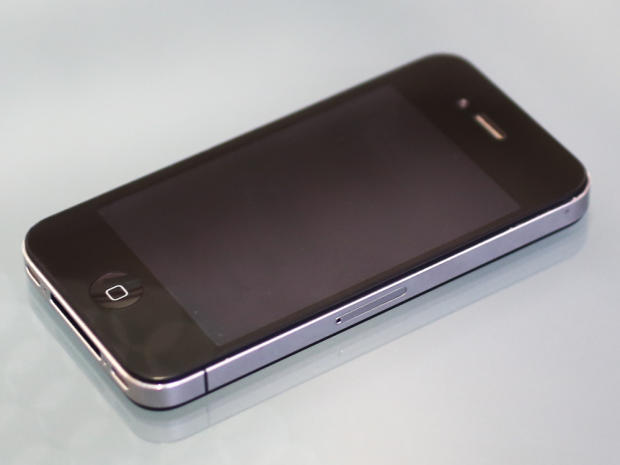 　3.5インチのiPhone 4は、全体的に大型化している最近のスマートフォンと比べると小さく見える。