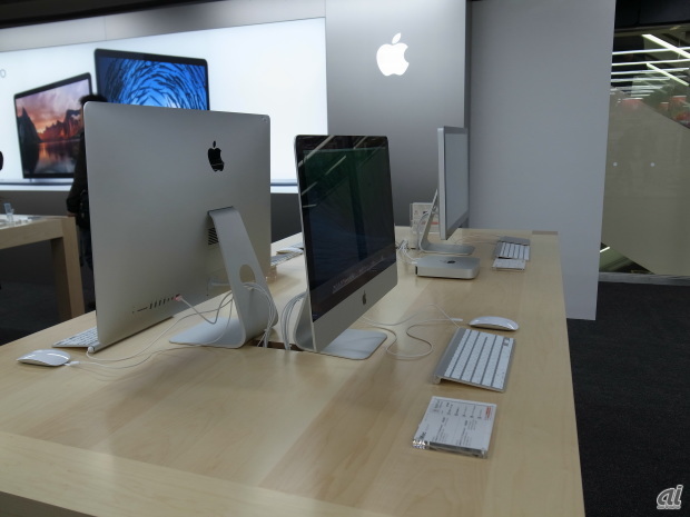 　3つのテーブルのうち、真ん中のテーブルにiPhone/ipodを置き、その両端にデスクトップとノート型のMacをそれぞれ配置。Macにも目が行くように配慮した。
